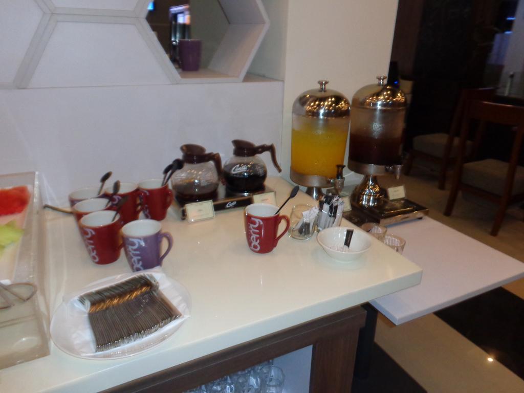 Berry Biz Hotel Семиньяк Экстерьер фото